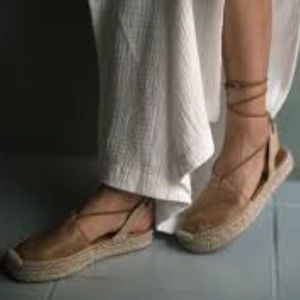 NEW Alohas Christina's Camel 39